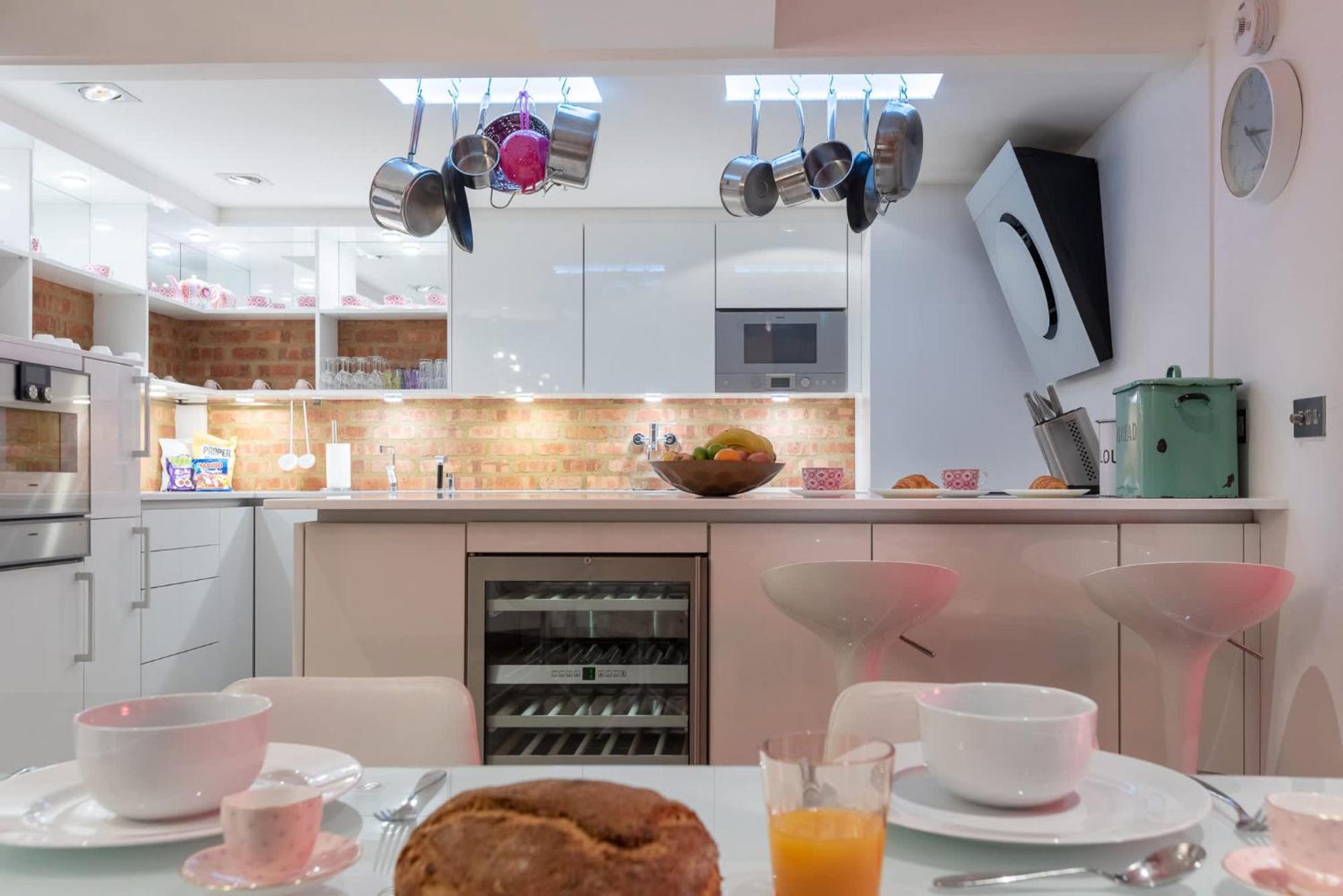 Amazingly Luxurious Loft Apartment, Soho - 3 Bedrooms, 2 Bath & Office * Londen
