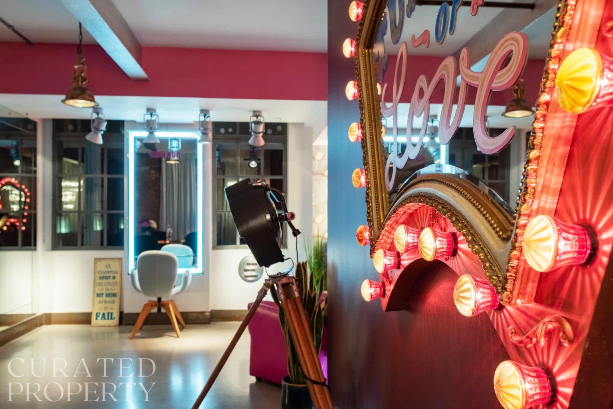 Amazingly Luxurious Loft Apartment, Soho - 3 Bedrooms, 2 Bath & Office Londen