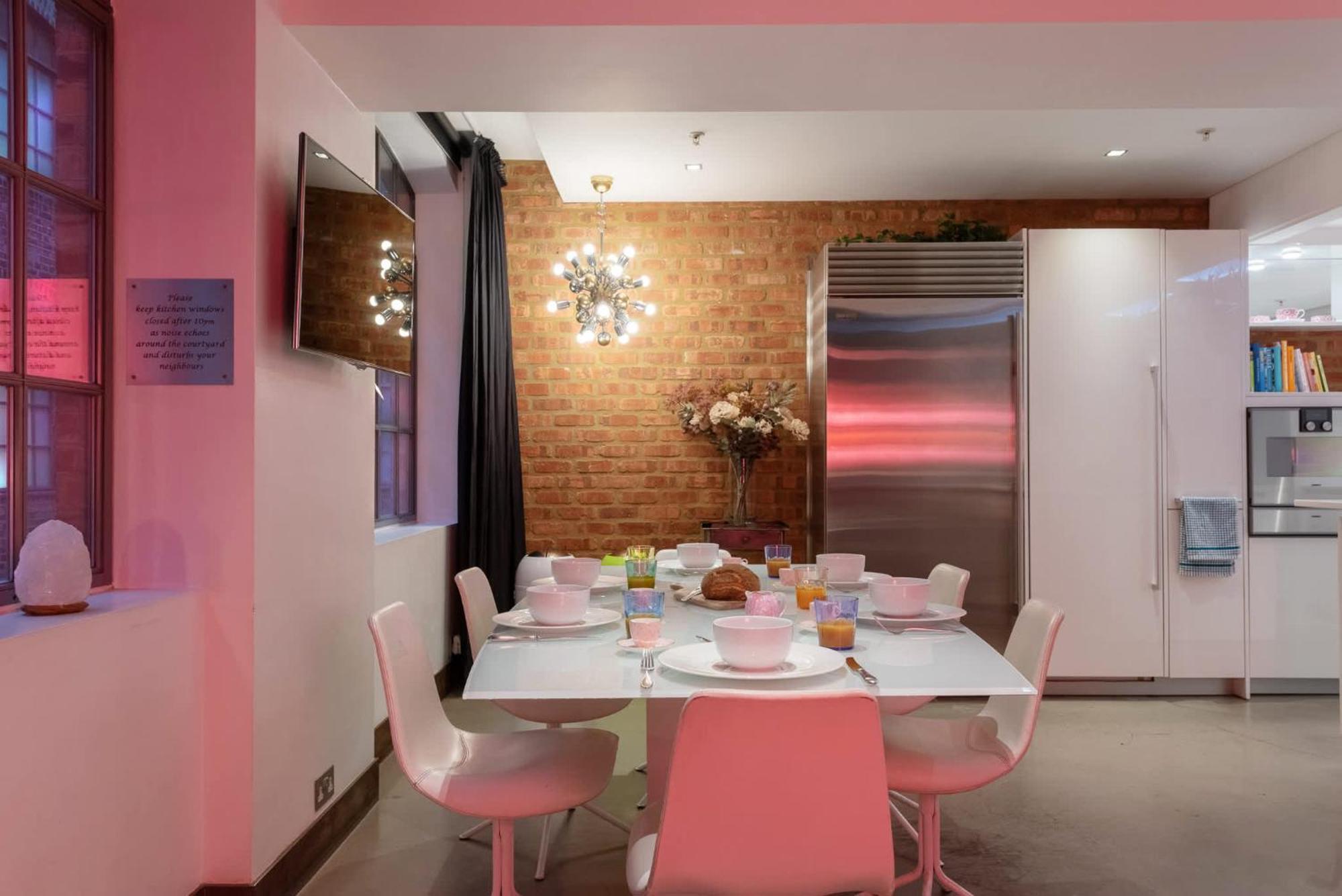 Amazingly Luxurious Loft Apartment, Soho - 3 Bedrooms, 2 Bath & Office London