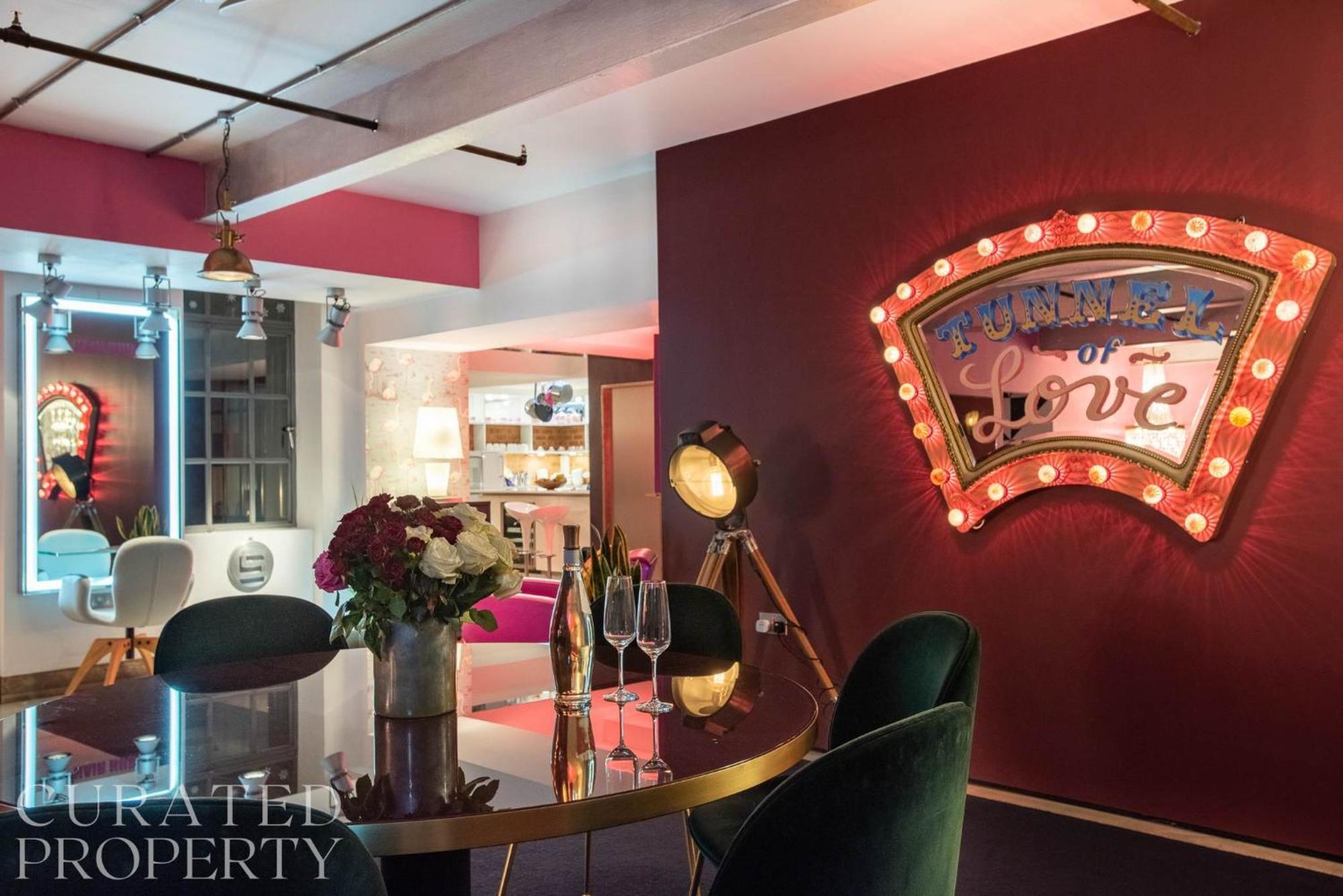 Amazingly Luxurious Loft Apartment, Soho - 3 Bedrooms, 2 Bath & Office *